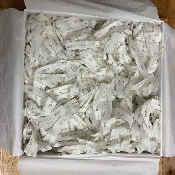 Dior Textured White Box with Gold Logo - Picture 3 of 4